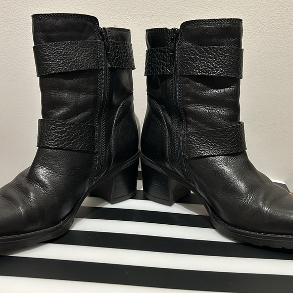 Clark’s Artisan Boots - Picture 5 of 6